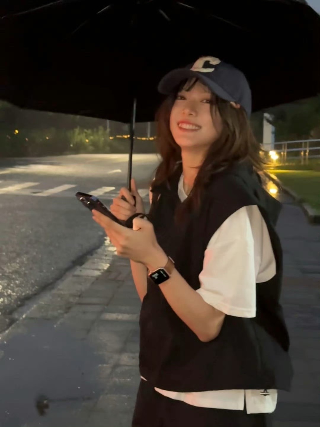 记得诱捕器+1！这不得把二哥迷死[舔屏][舔屏]氛围感拉满！LPL美女主持人骆歆