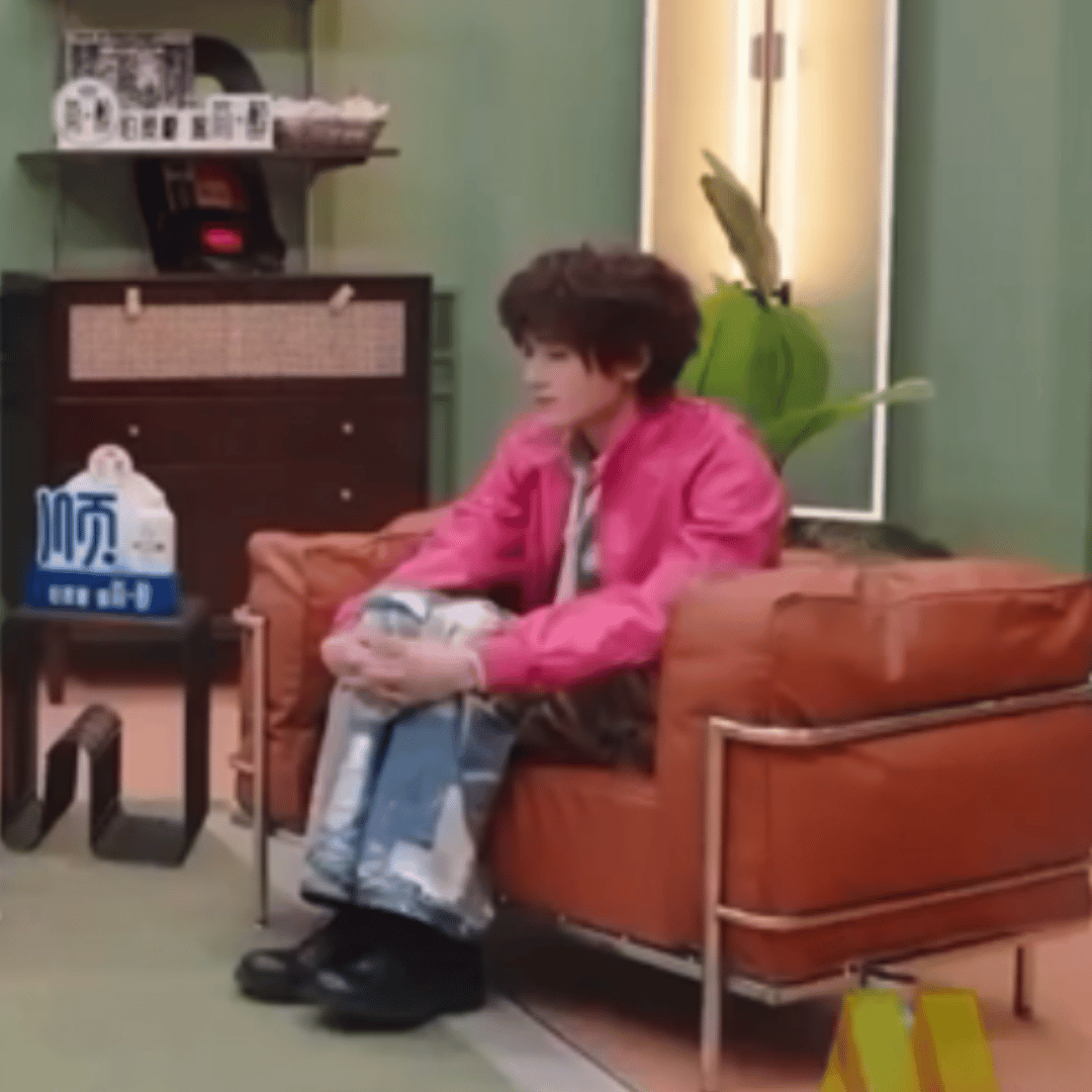 宋亚轩给梁咏琪科普饭撒的意思宋亚轩小宋老师科普中少年在线普及饭圈用语，认真解说饭
