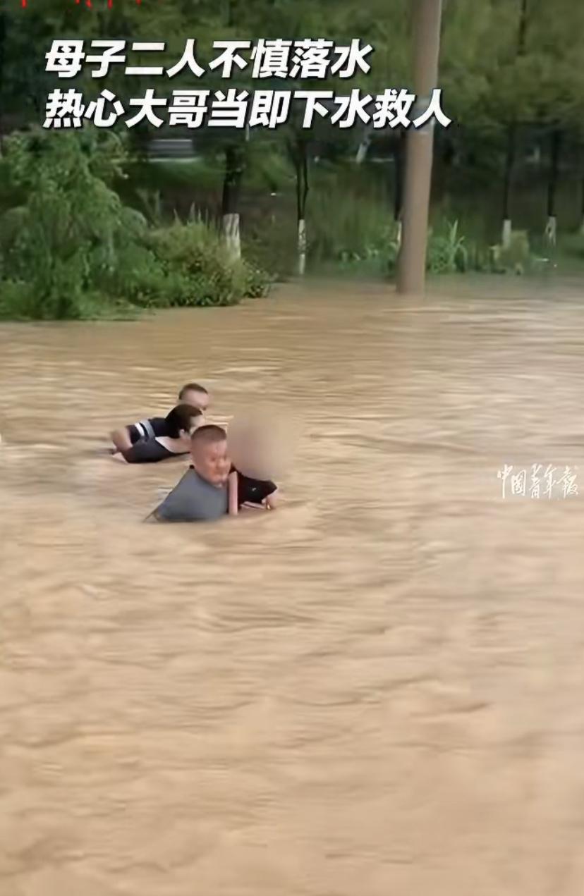不会游泳还跳河救人?大哥这波操作让人后怕又敬佩!
浙江瑞安上演惊心一幕，母子俩不