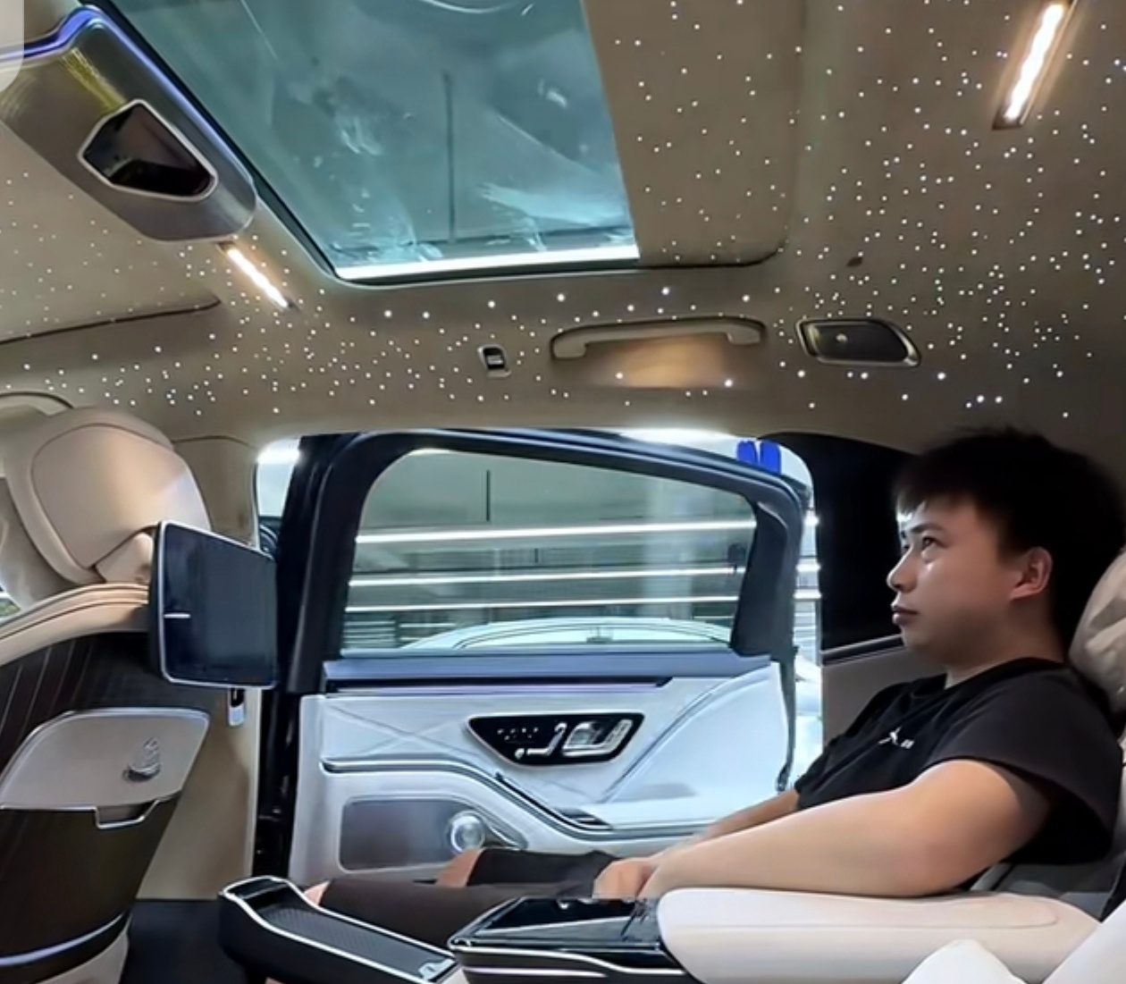 年轻化、高学历、靠专业创富，超豪华车的核心消费者画像已完成迭代升级。不再是“富二