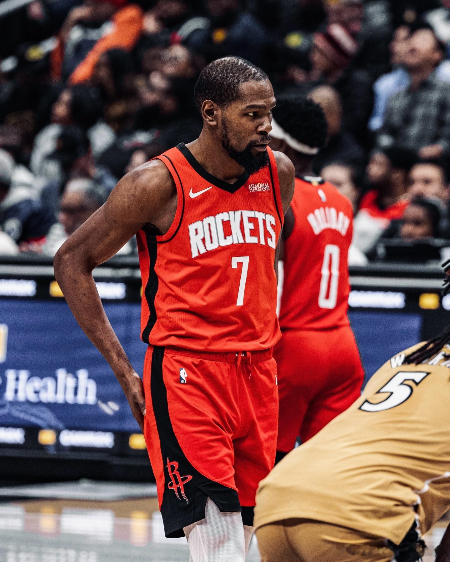 Shams表示：“杜兰特今日将在赛前热身后决定是否出战，火箭队的消息人士相信并希