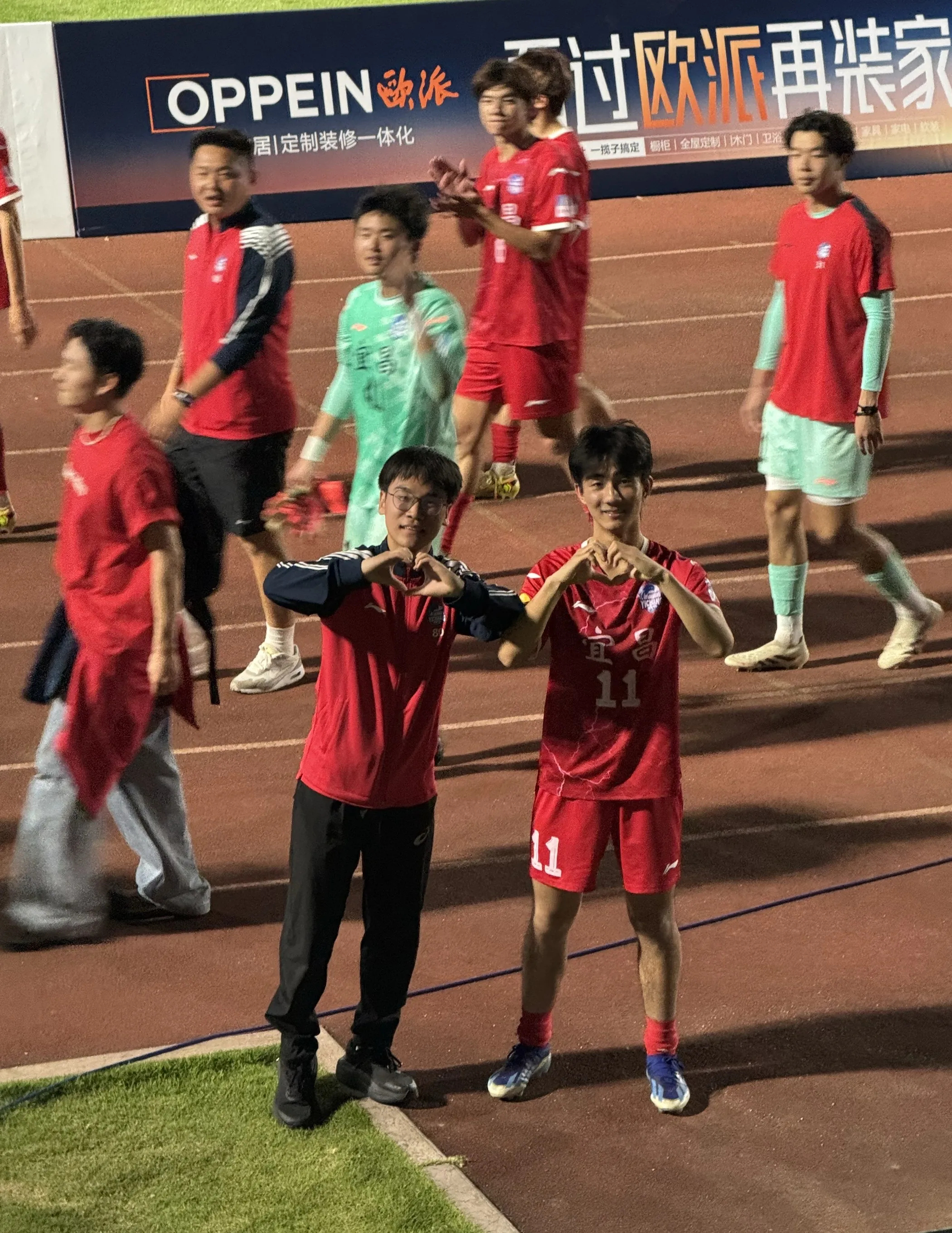 楚超 很多队员还都是小孩子呢，单纯又天真。 岳云16岁收复襄阳随州，孙策17岁横