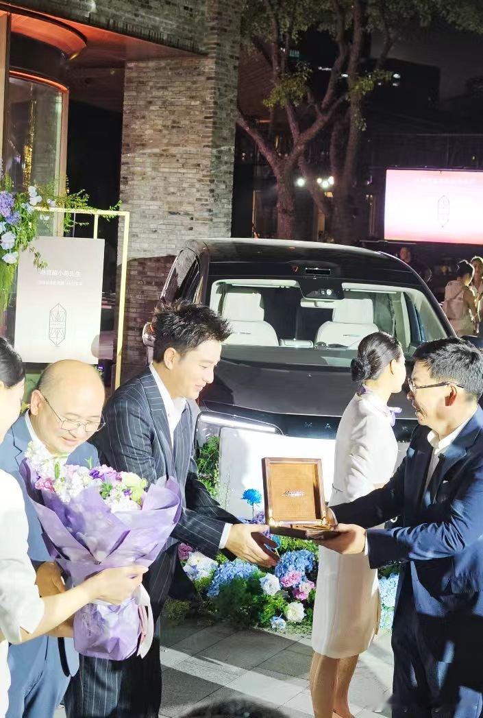 陈赫偷看刘嘉玲聊天这场交付仪式看得人感慨，国产豪车也能吸引这么多跨圈层大咖，尊界