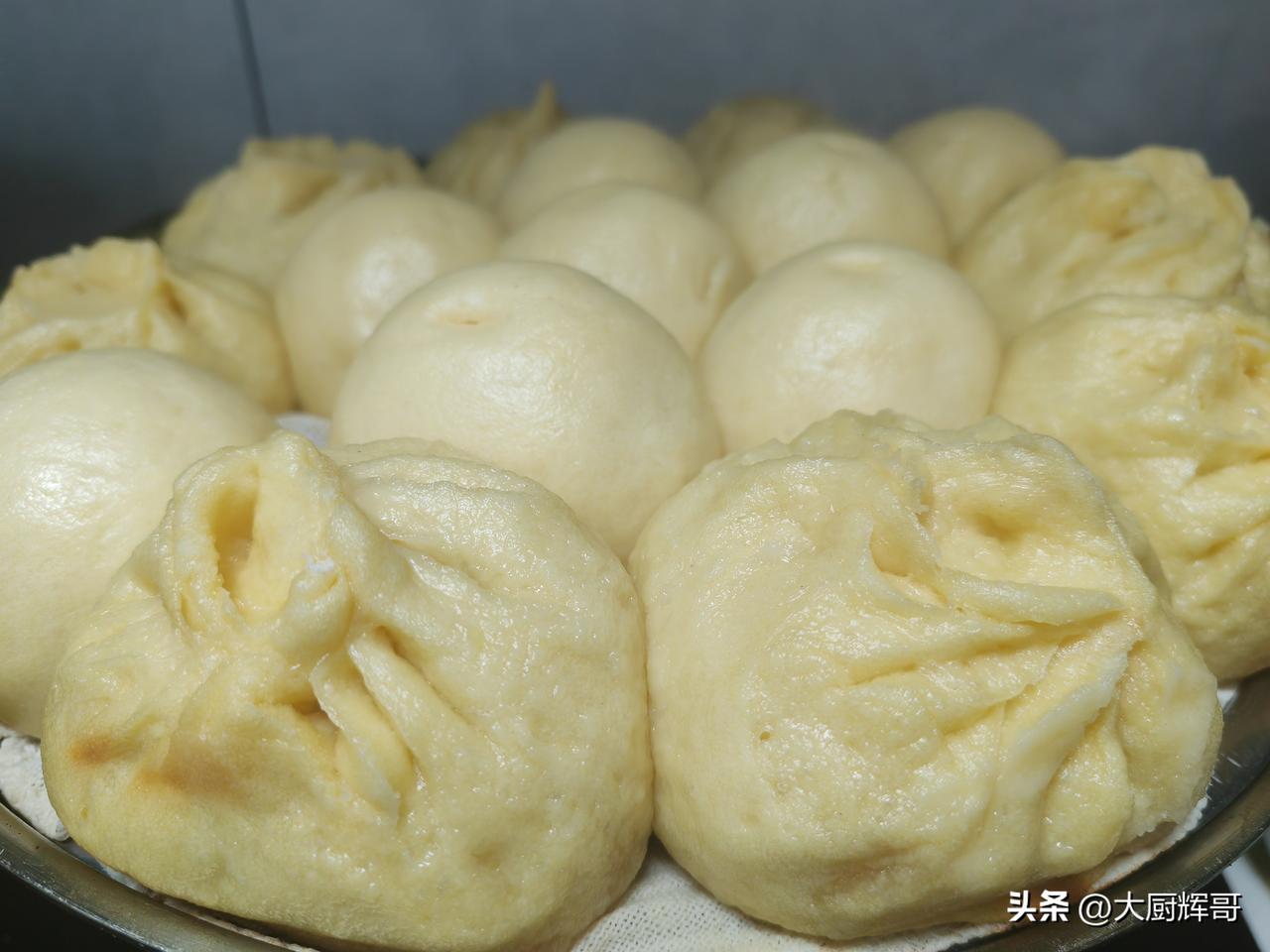 你是否会自己蒸馒头自己蒸馒头吃？我当然会了，而且还是粗粮馒头。两碗白面，一碗玉米