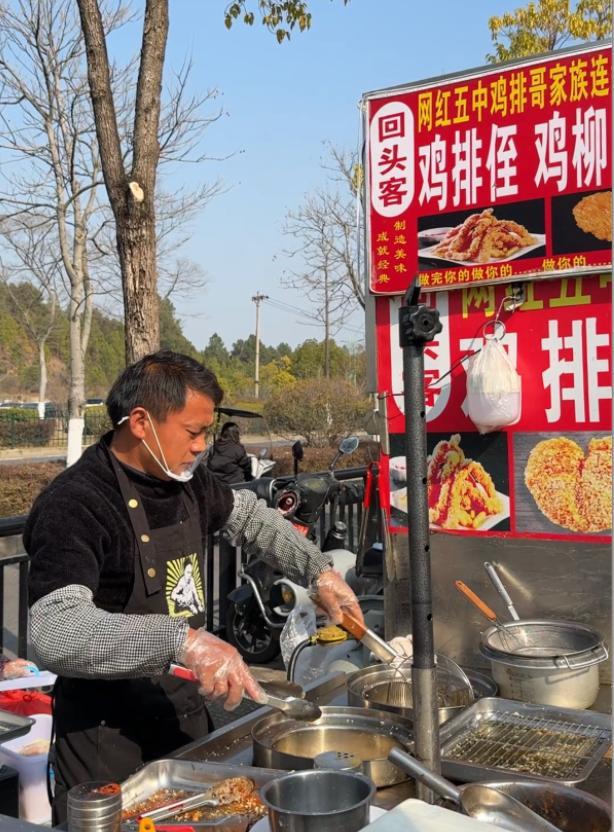 卖6元鸡排的「鸡排哥」火了！参加文旅局发言像说脱口秀，这才是网红该有的样子！
今