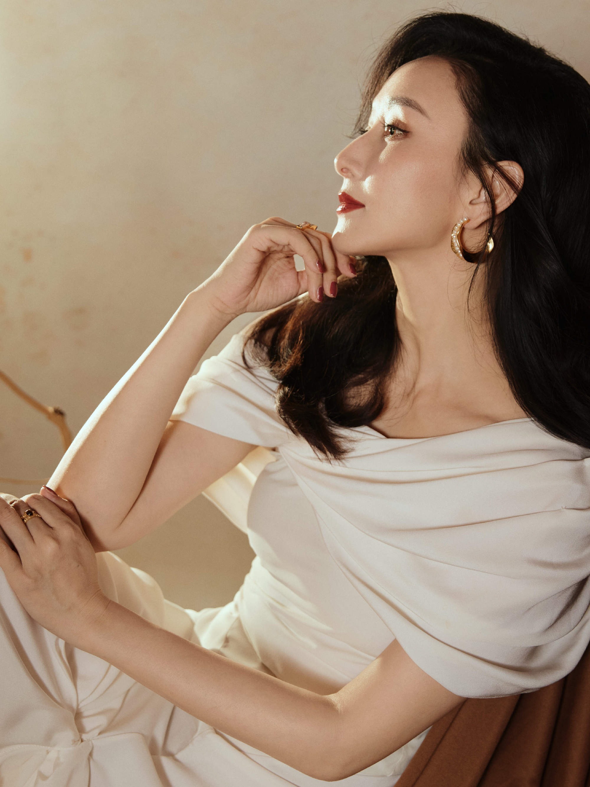 胡静白色长裙柔美穿搭，姐姐已满血复活，回来干活啦。胡静