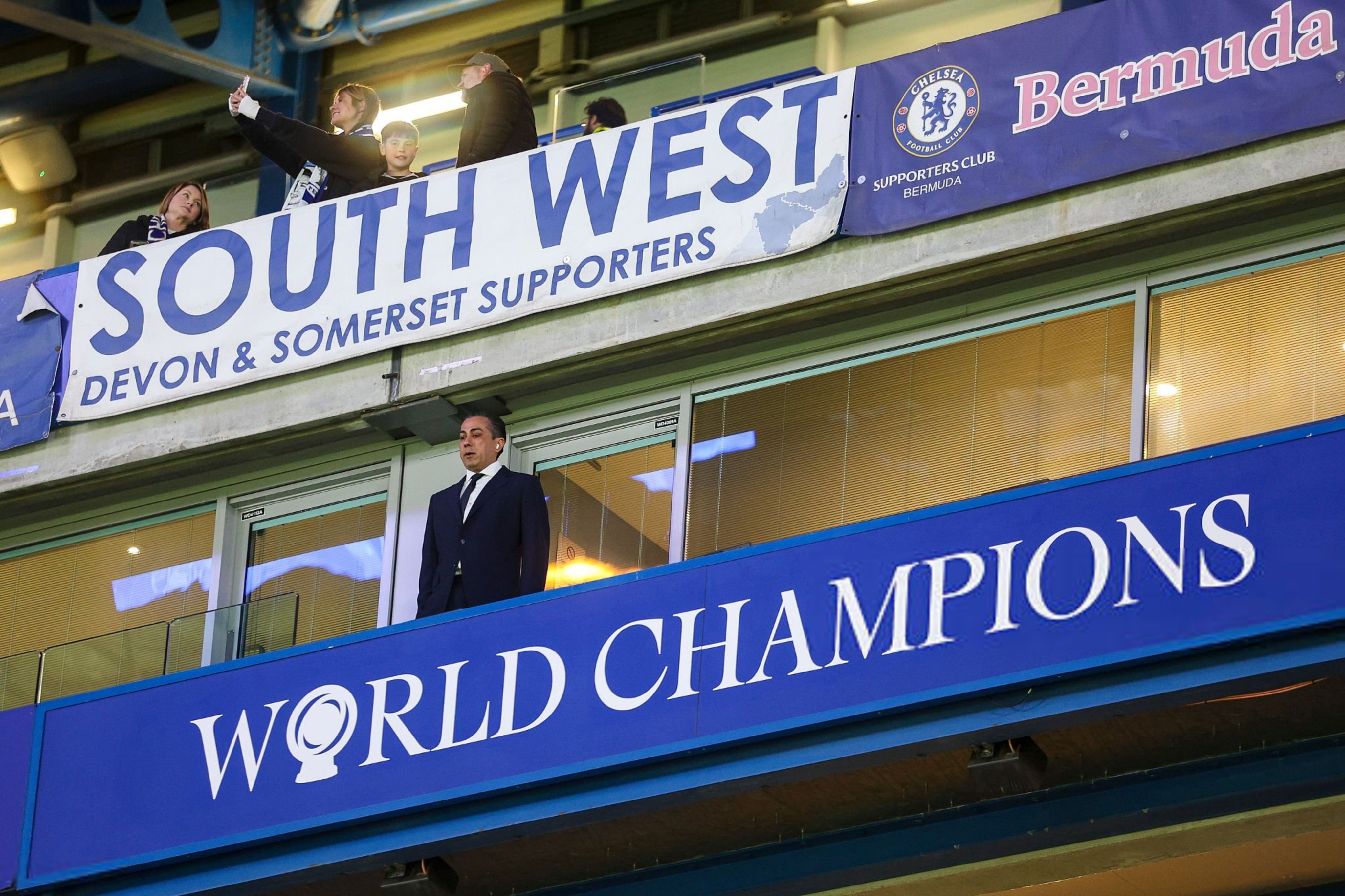 他昂贵的西装正维持着最后一点体面.切尔西