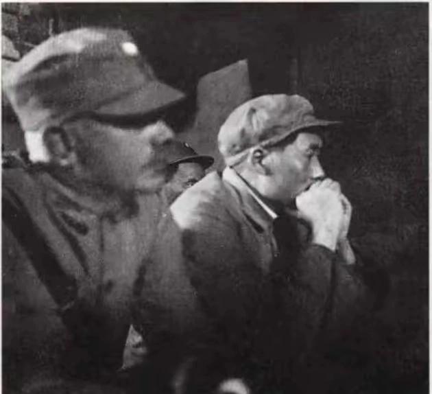 翻看这张1938年延安珍贵历史影像，记录的是毛主席会见白求恩的场景。
 
很多人