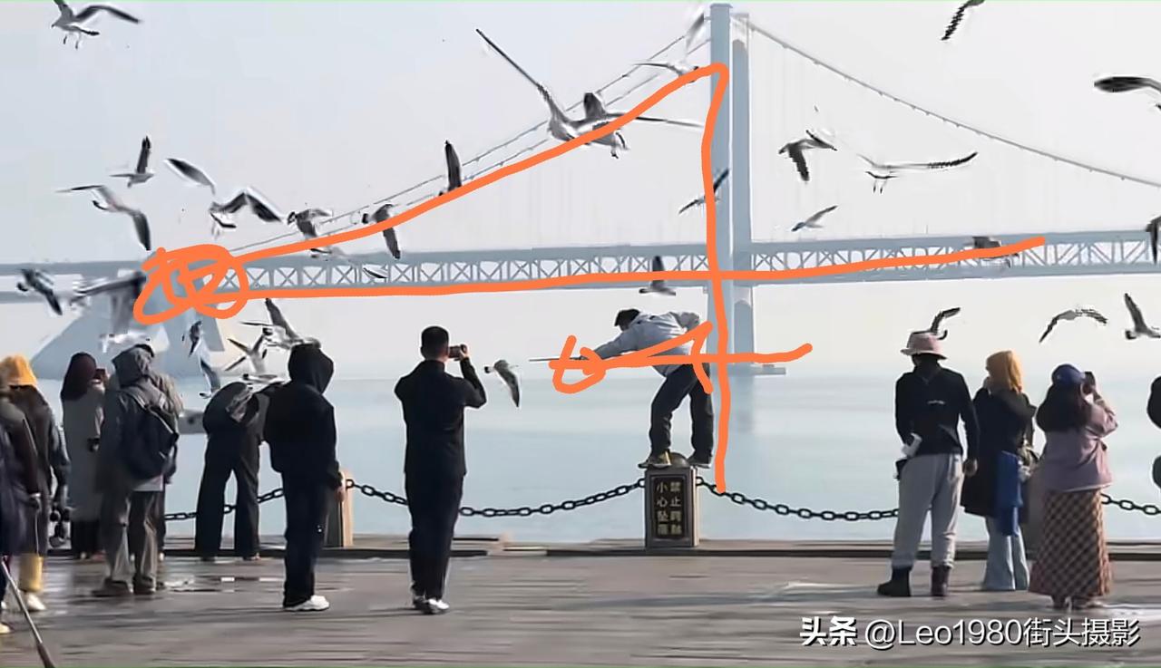 网上刷到一个人在星海广场拍打台球的姿势[大笑]不得不说，很有创意。
我觉得关键是