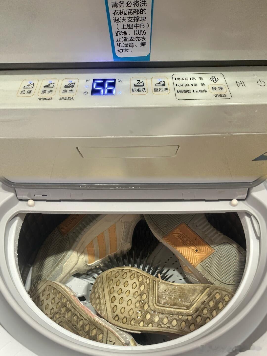 闲置太久的鞋子不要再穿了闲置太久的鞋子究竟能不能穿？必须能穿啊！把鞋子全部放进洗