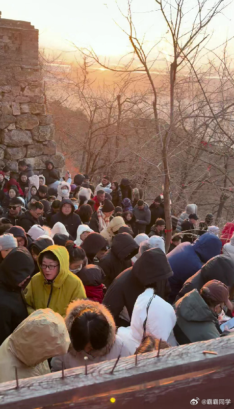 今天大孤山简直是爆了。最明显的感受就是“你永远能看到前面的人，但就是走不到头”。