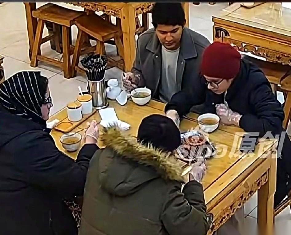 西安一家烧烤店，来了四个老外。
点了30串肉，吃着吃着不对劲了，把老板叫过来，很