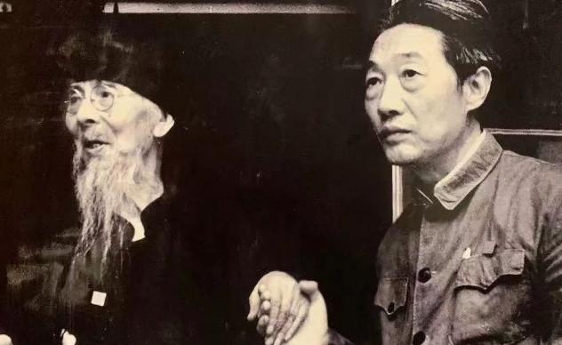 1956年，92岁的齐白石，突然得知好友徐悲鸿已去世3年，立马赶到徐家。

推开