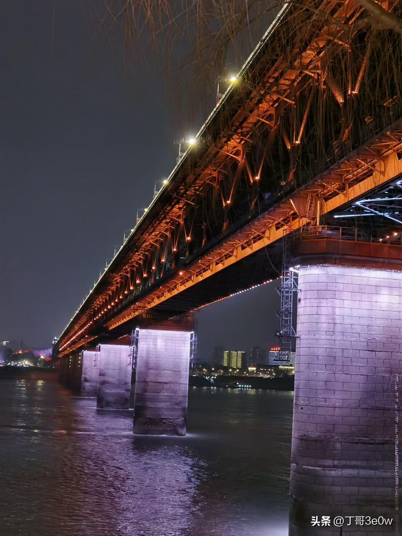 【昨日客流】
2月28日（周六）
武汉城市轨道交通线网客运量（含换乘）为425.