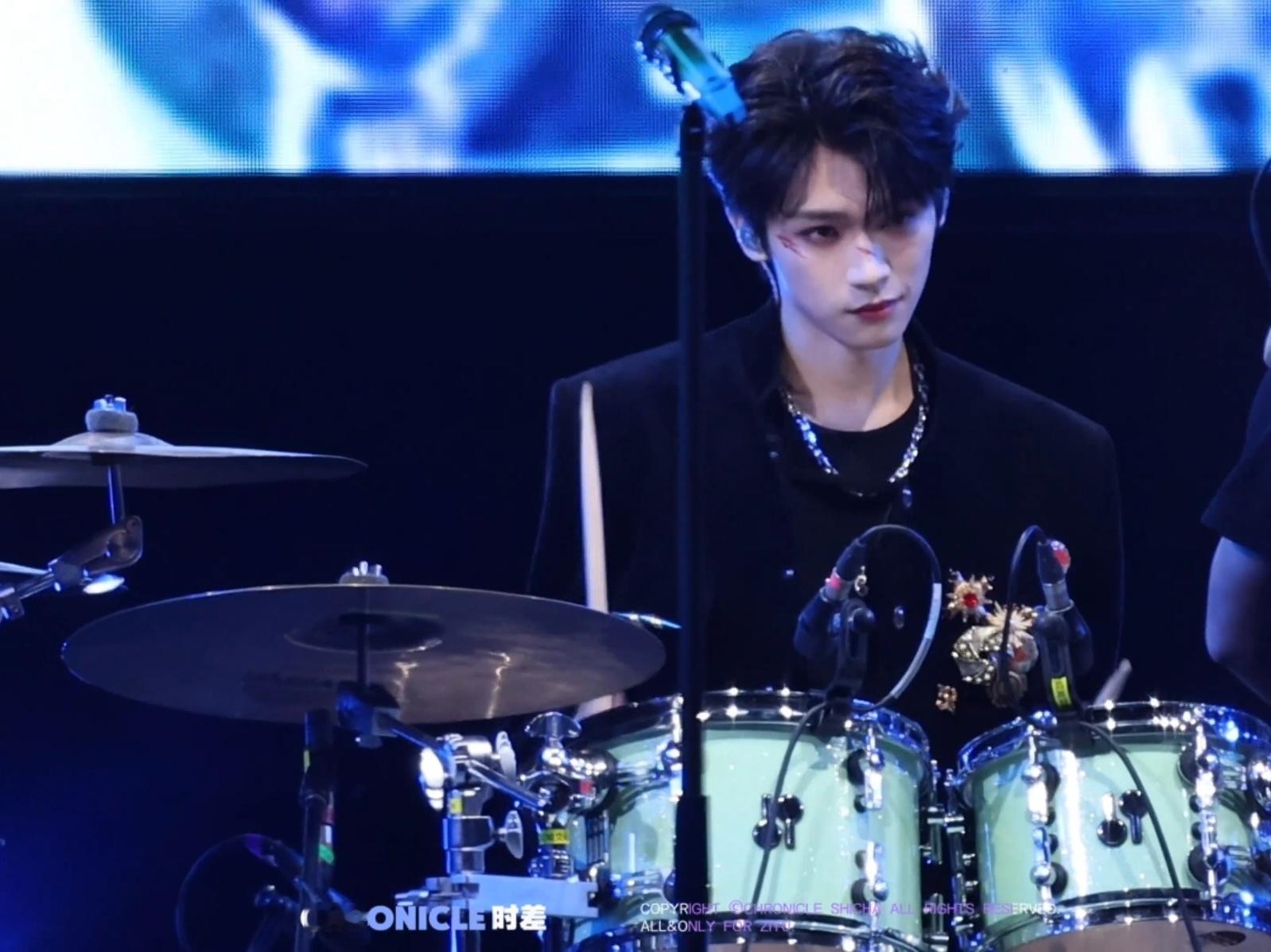 梓渝站姐好可怕 郑朋服美役已经能做到从梓渝站姐的视频里随便截一帧都能出神图了 超