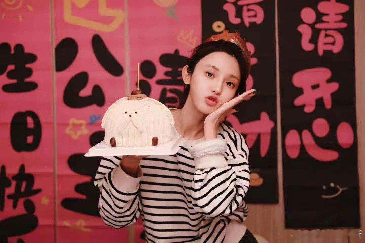 彭小苒居然35岁了 这哪是35岁的庆生现场？分明是少女的生日派对！素颜状态下依然