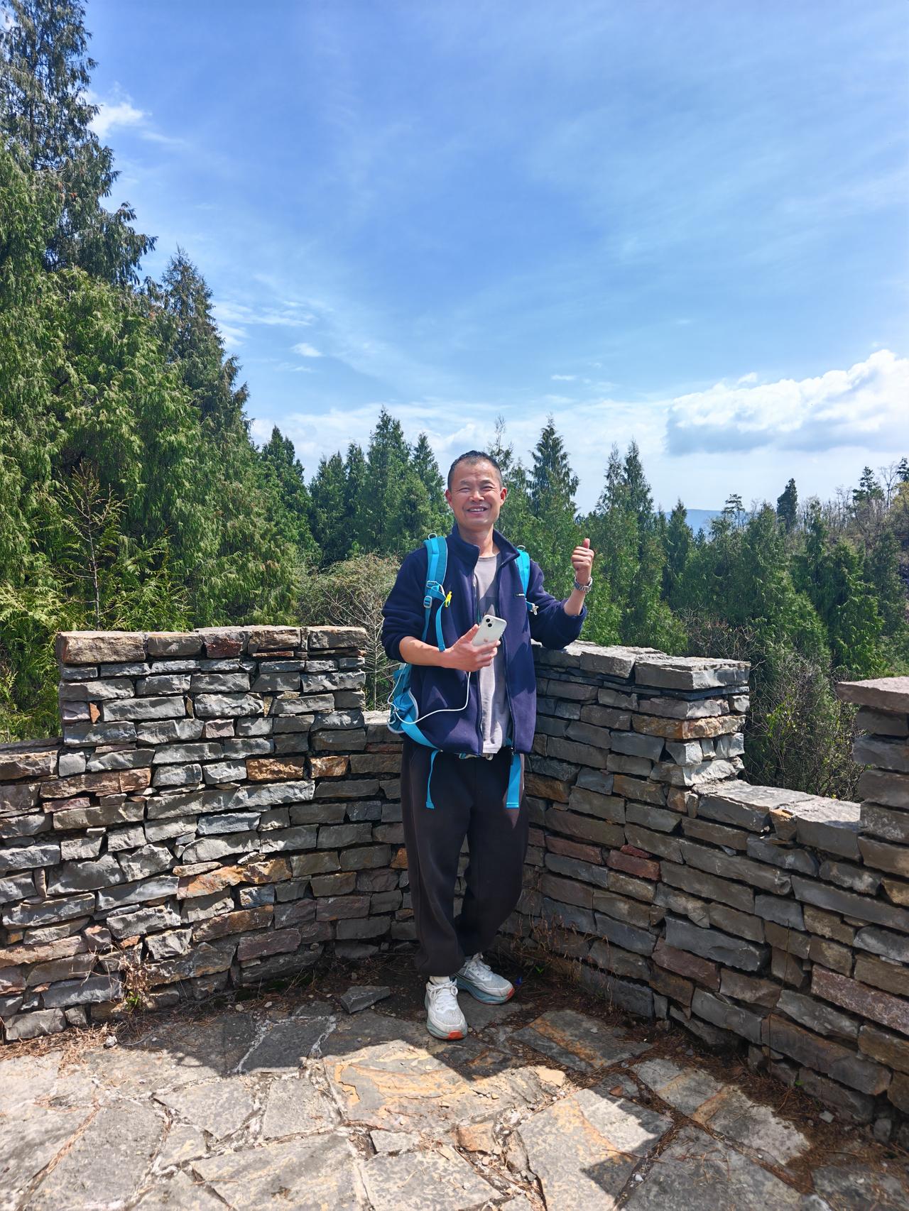 今天去了宜昌腊梅峡，天气真叫一个热啊！走在峡谷里还好，郁郁葱葱，景色赏心悦目，心