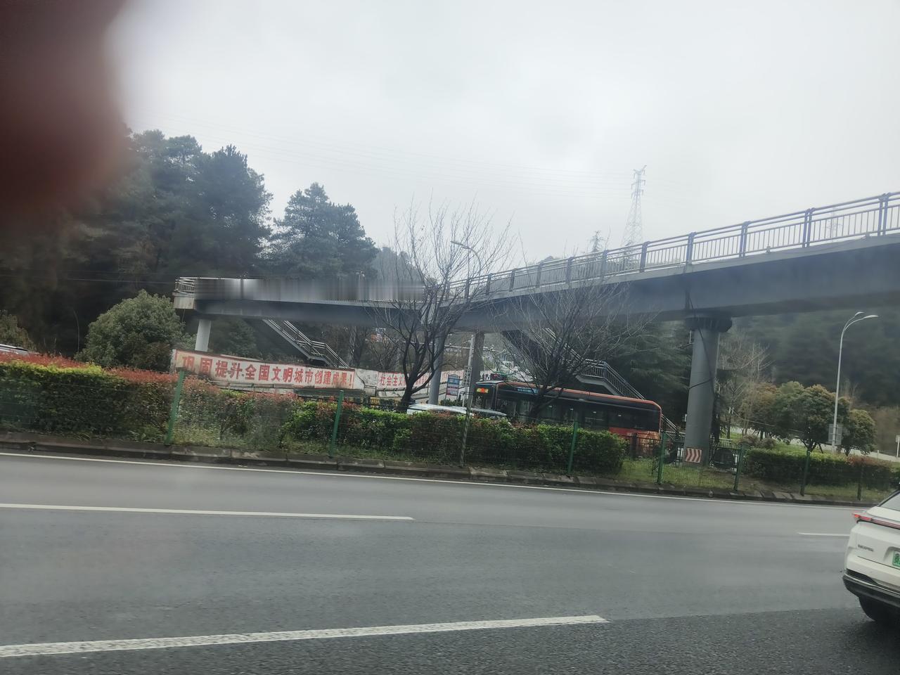 其实普通人做头条
别想当大咖
别求大爆款
也别希望赚大钱
可能一瓶矿泉水你也买不