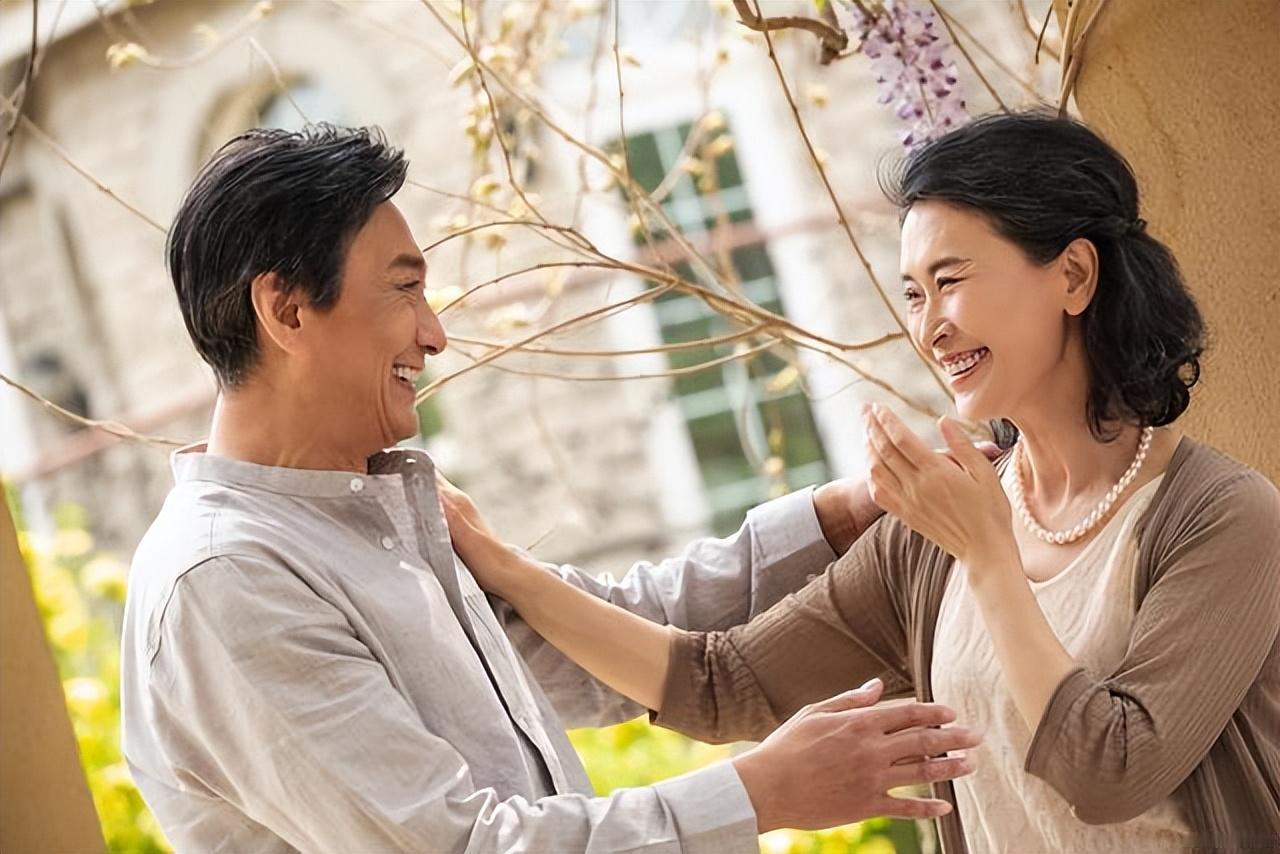 以前总以为，婚姻是两个人的风花雪月，是柴米油盐里的相濡以沫。可真到了中年才发现，