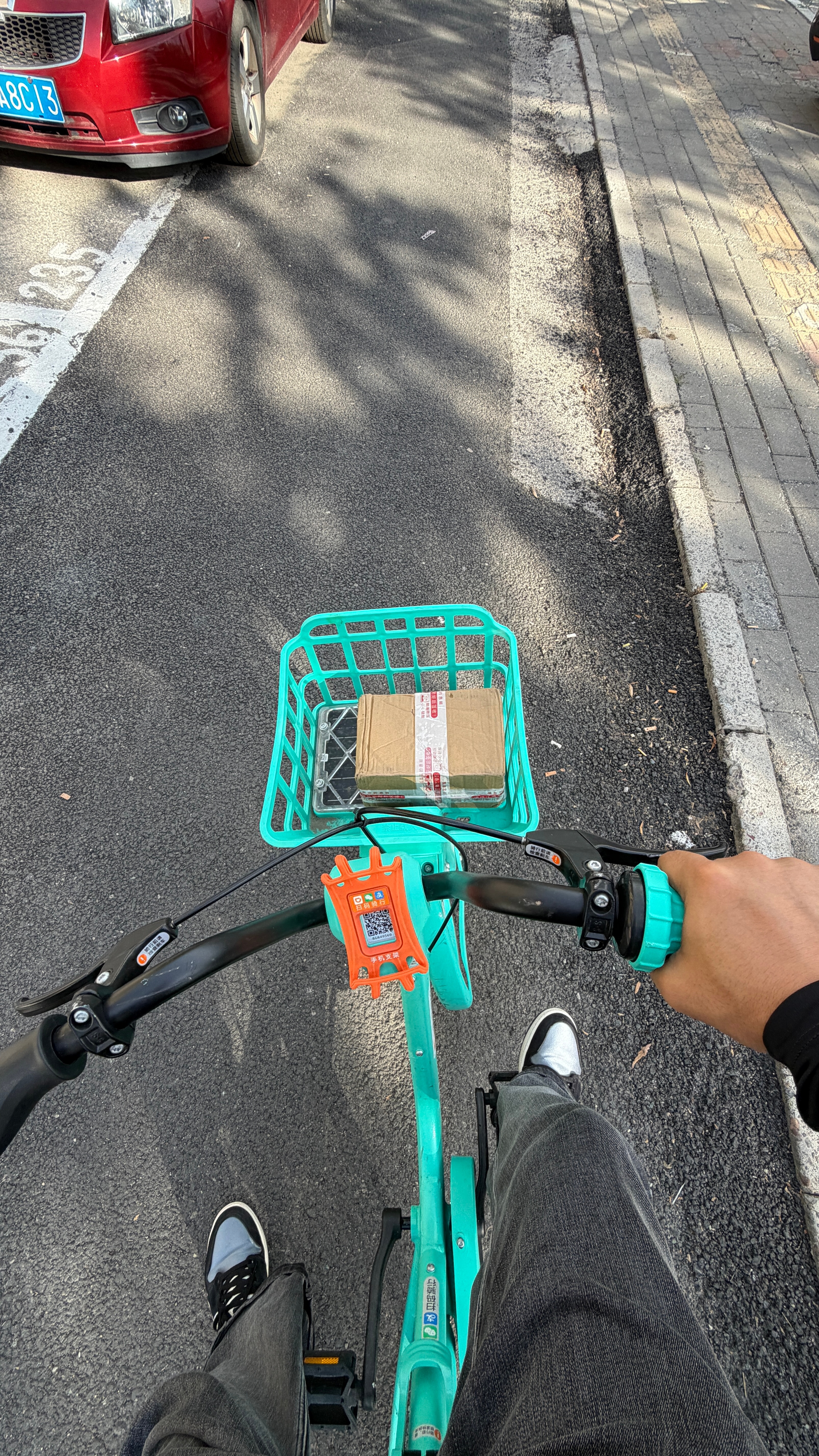 就刚刚！骑车到路口，一个骑电动的大姐拐弯太猛，车上东西咔就掉路上了，大姐头也不回