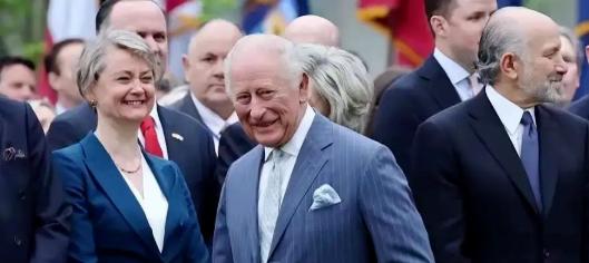 轮到英国这次左右为难了！前脚刚跟着美国签完南海联合声明，第二天中国驻英使馆就发话