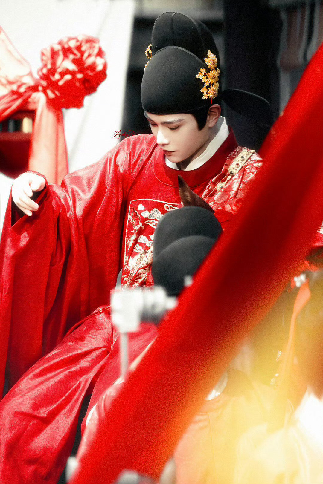 丁禹兮赵凌婚服造型考究的明代婚服设计细节满满，红绸披身、纱帽雅致，丁禹兮身形挺拔