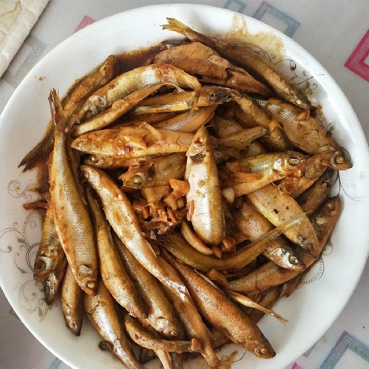 今天炖鱼特别咸，
原来放了两次盐。
老婆骂我好几句，
我却觉得不太冤。
年龄大了