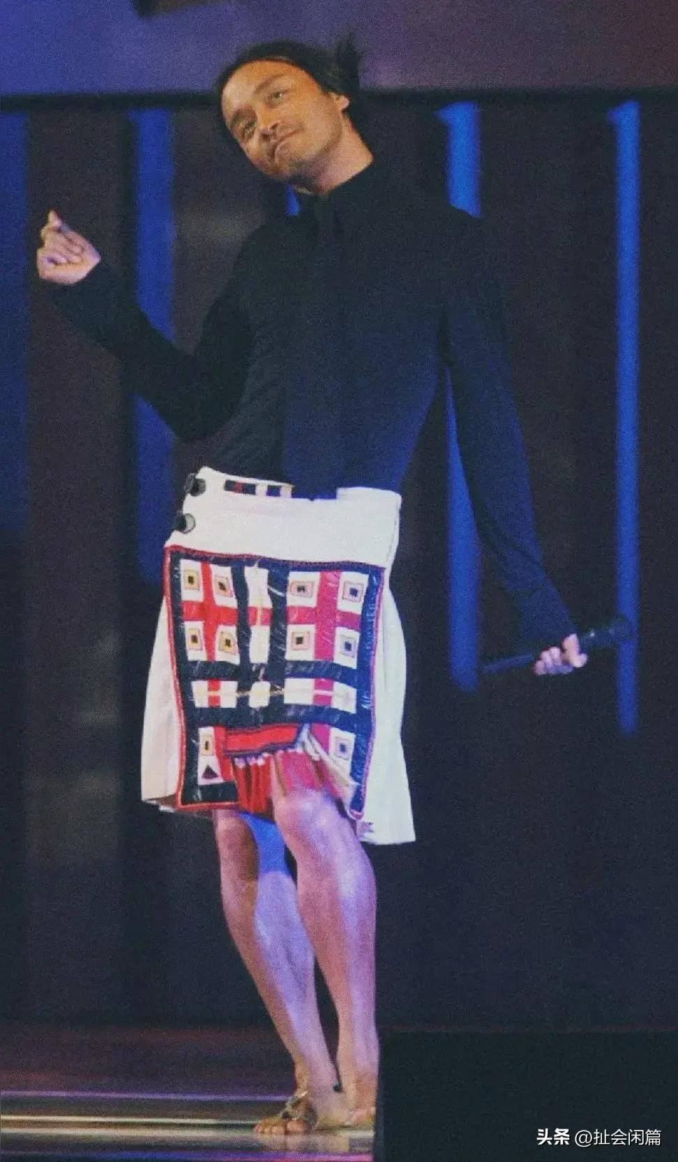 男明星穿裙子鼻祖应该是张国荣，他那场演唱会，花巨资打造了演唱会的造型，成为了很多