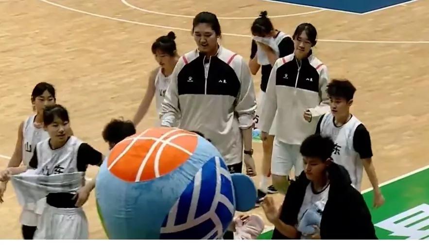 全国青少年三大球女子篮球比赛
裸足2.23米高的张子宇才上场了12分钟，就砍瓜切