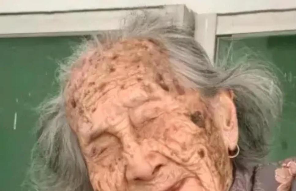 我刚知道一件让人反应不过来的事，老街坊压低声音跟我说：有位叫林蛇母的老人，190