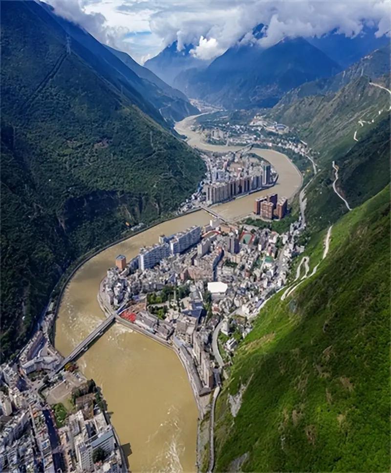 泸定3.1级地震，四川网友淡定表示：“小场面，我们连应急包都备好啦！”
 
12