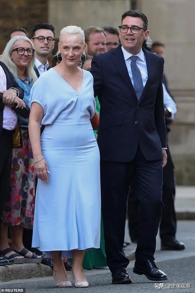 英国新首相伯纳姆的老婆，今年才56岁，但与伯纳姆站在一起有点像母子俩…