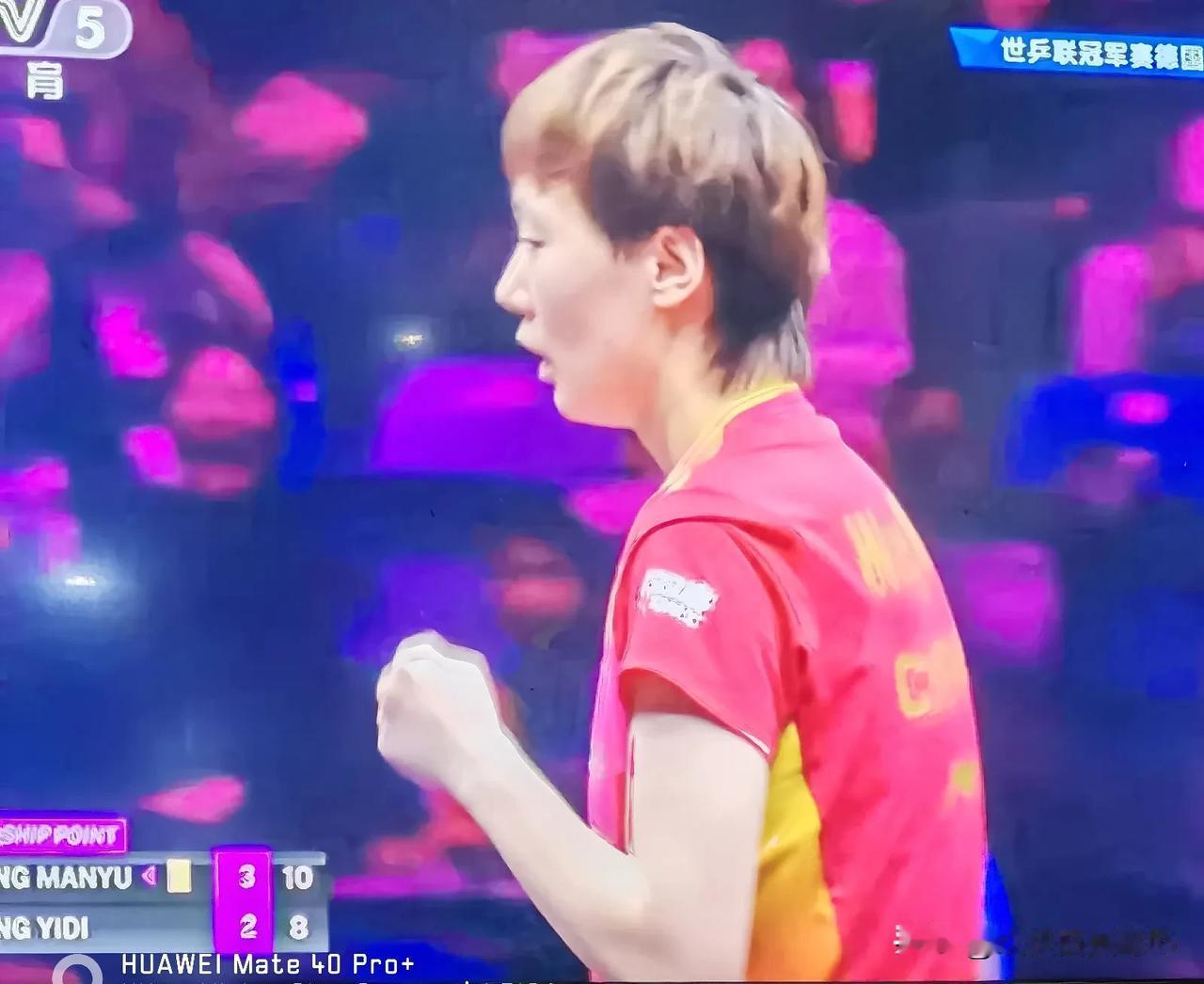 夺冠一瞬，内敛的王曼玉举手间长呼一口气
没能获得奥运会女单名额无怨无悔；
北京大