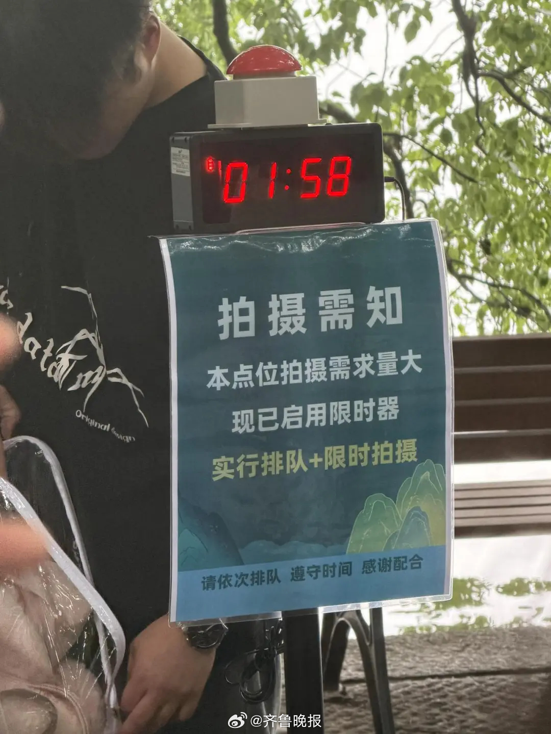 #西湖网红长椅限时拍照值得点赞#【晚报来论 | 西湖网红长椅#限时拍照平衡了打卡