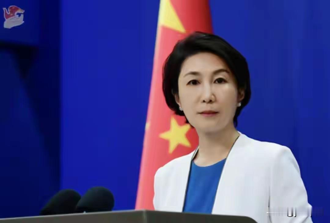 2023年6月16日，马尼拉港口，菲律宾总统马科斯亲手接过中国送来的2万吨尿素化