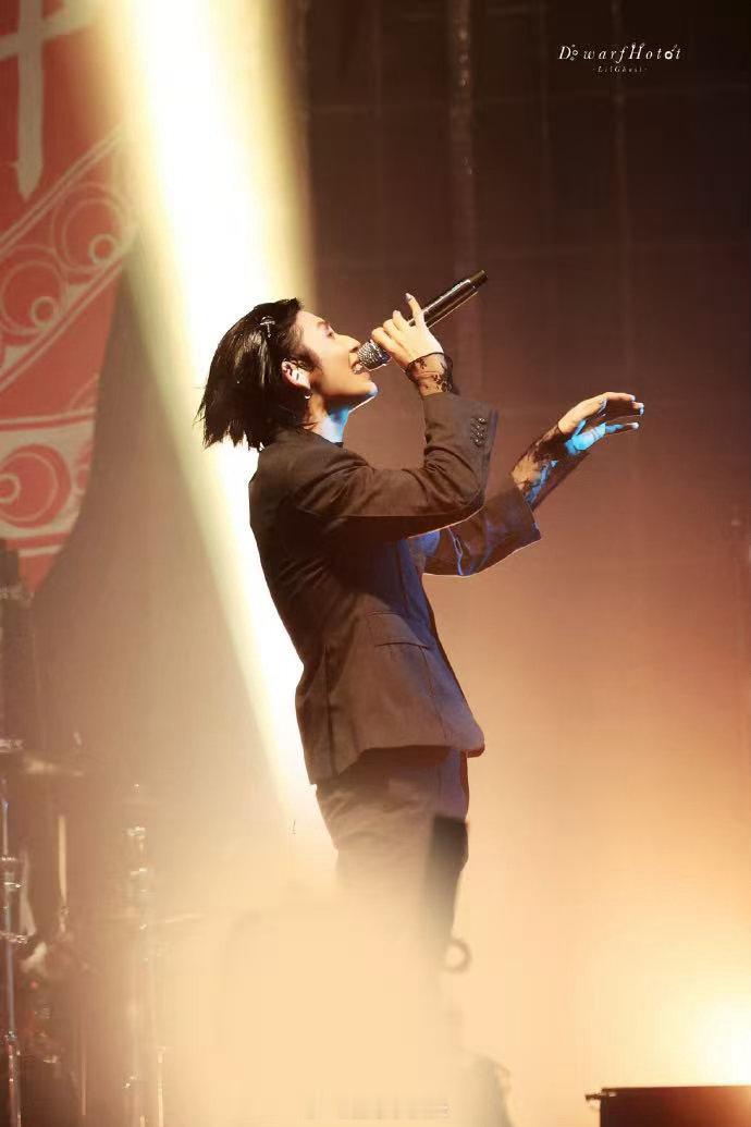 小鬼海外巡演新专首唱远赴海外开启精彩演出，新专曲目首度开唱氛围感爆棚，临场小插曲