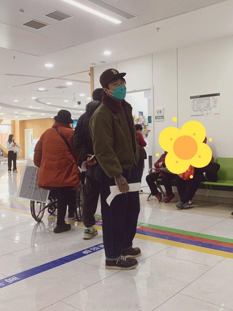 大过年的陪大哥来医院拔喉咙里的鱼刺（就没有啥土办法能把鱼刺整出来的吗？） ​​​
