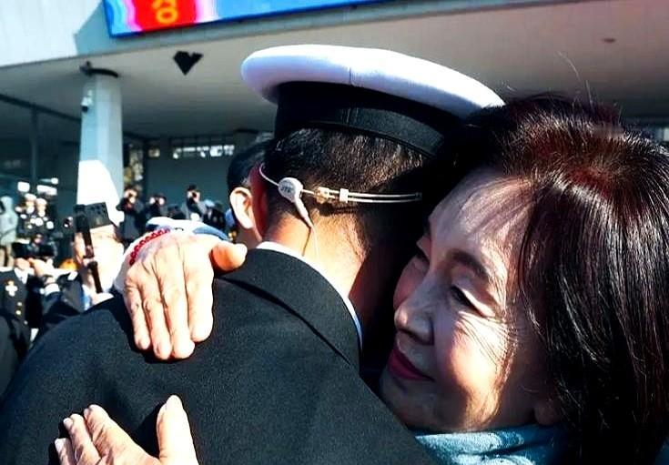 洪罗喜李智昊这拥抱，看破防了。

公开场合那个深情的拥抱，完全不是演的。一个是艺