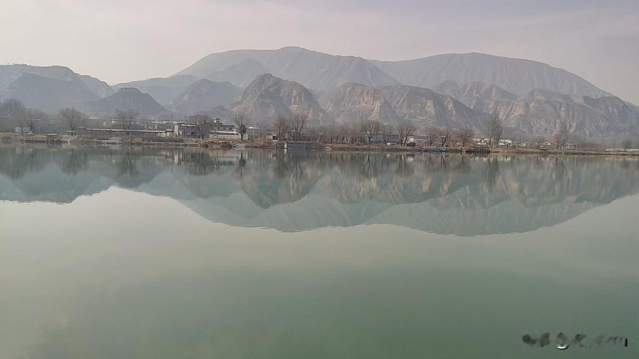 “远山入天，近水映山”

水墨画中，远山融天
近水如镜，尘世烦恼，至此皆忘
看临