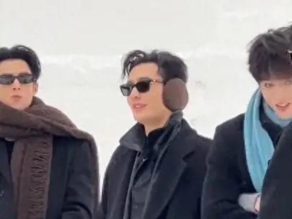 近日，众多网友在哈尔滨大街偶遇明星“炸街”，哈尔滨中央大街一时热闹非凡。
12月