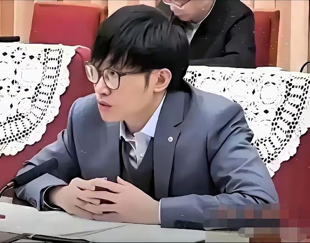 DeepSeek创始人，AI巨头，梁文锋另一重身份曾经是量化大佬，常被人诟病。网