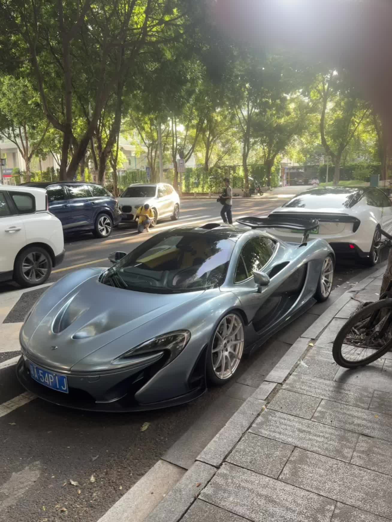 赛道模式下的冰蓝色迈凯伦p1