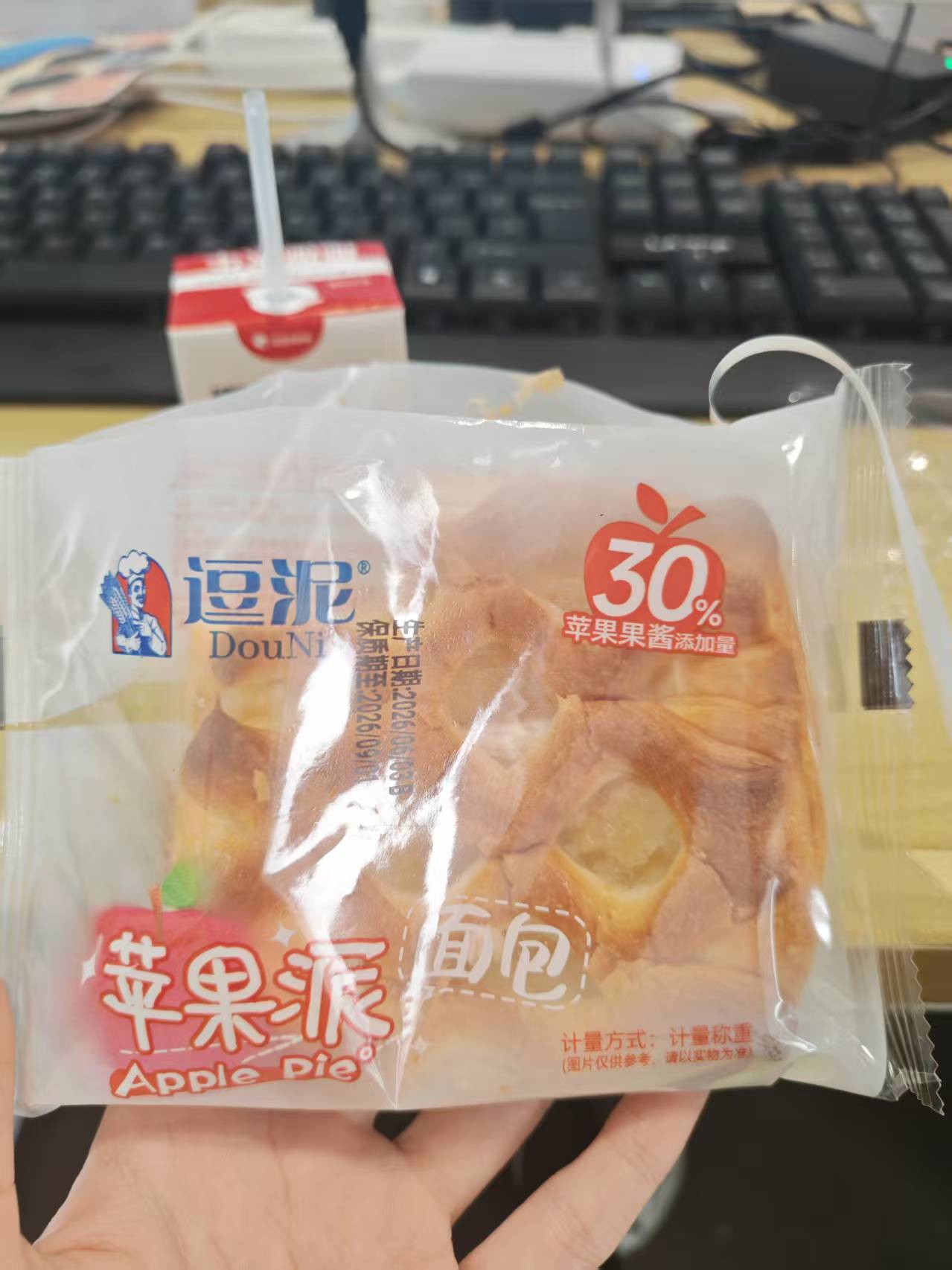 好想来测评逗泥苹果派面包，果酱很劣质，没有多少苹果味道不推荐 
