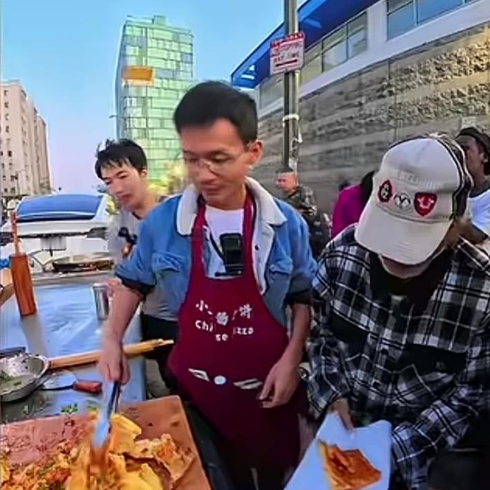 美国的有些事，着实让我们普通国人难以想象。看了华人小唐在洛杉矶免费发放酱香饼的视