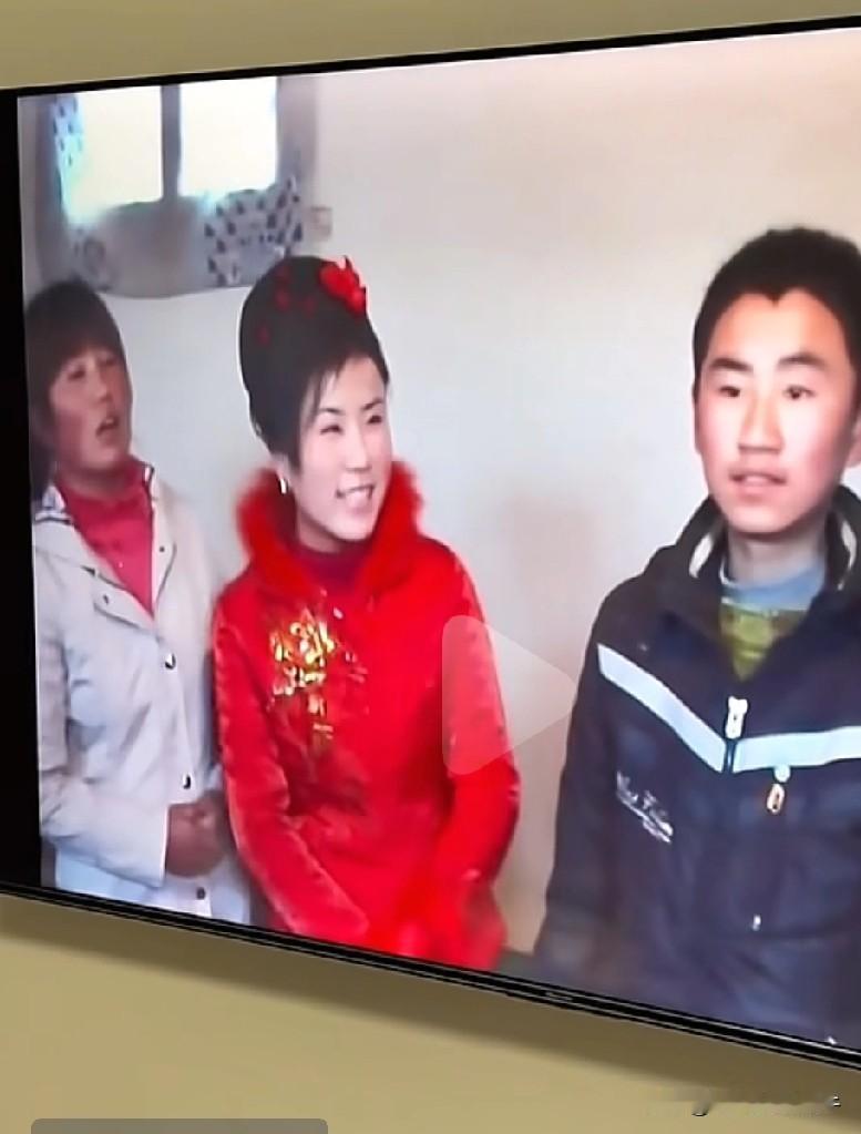 刷到了穆萨大姐车车结婚时的视频，真是感慨万千啊，看看那时候的穆萨，小小憨憨的一个