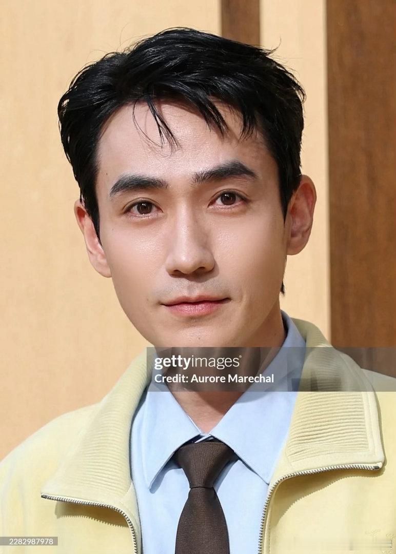 朱一龙、龚俊、陈哲远、王嘉尔巴黎时装周男星G社生图 