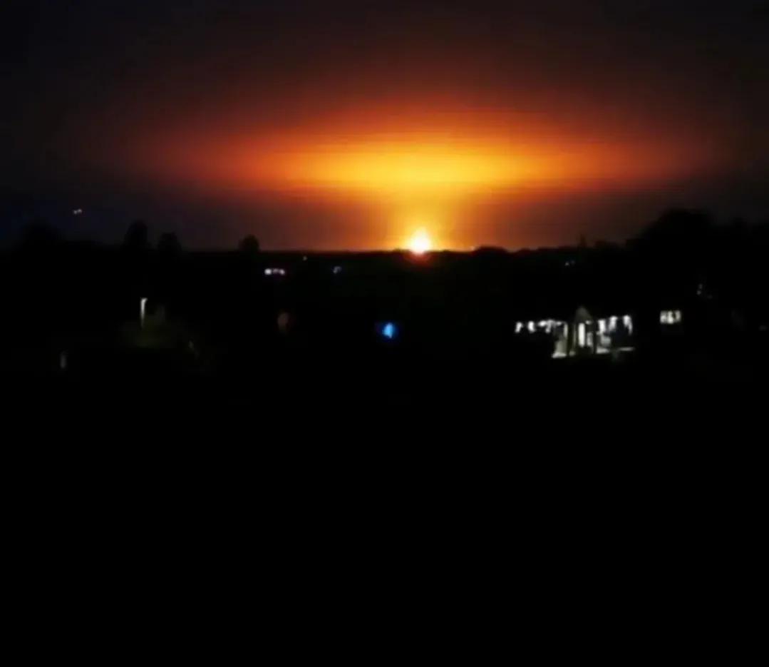 震惊！英国牛津附近发生强烈爆炸！
据目击者称，爆炸引发了巨大的火球，随后通讯出现