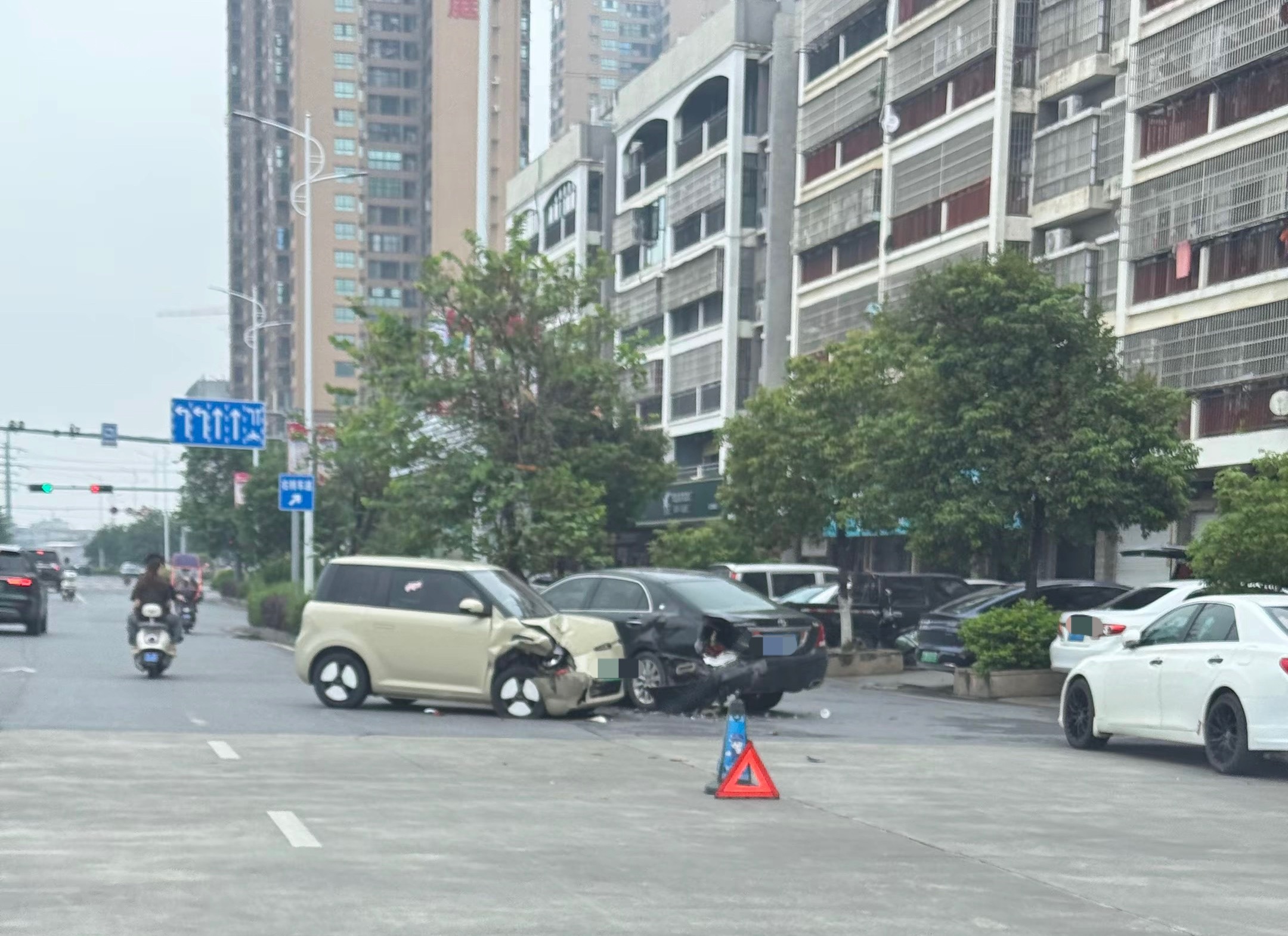 5月10日，网友反映：玉林某城国际南大门新能源小车和小车碰撞受损。导致两车都有不