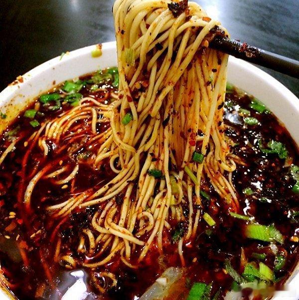 一碗牛肉面读懂金城清晨天刚蒙蒙亮，黄河边的金城还裹着一层微凉晨雾，整条街巷最先醒