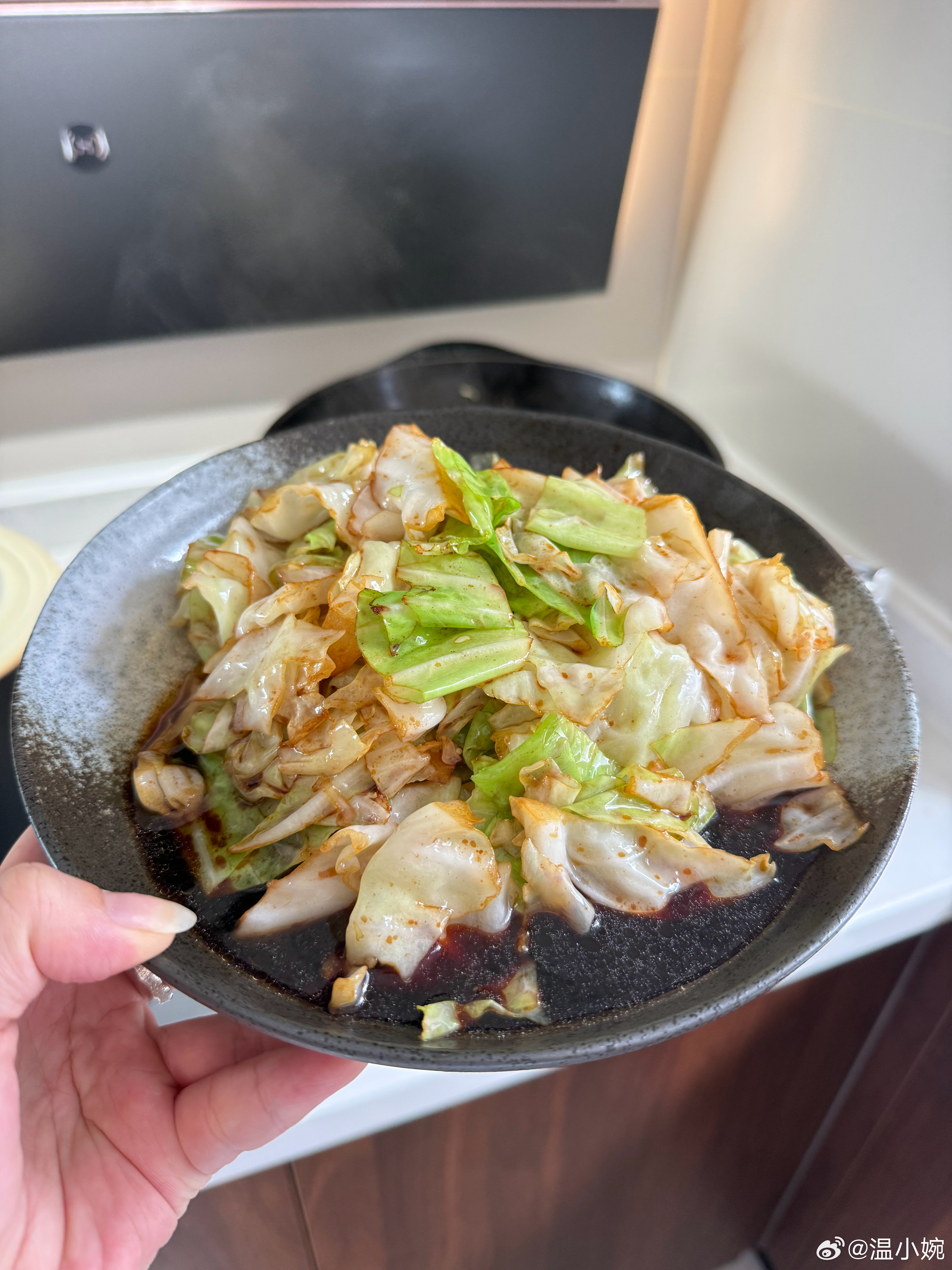 开饭开饭，早上打球临出门把菜都准备好了回来烤了份小排骨，开了一包冷吃千层肚想吃酱